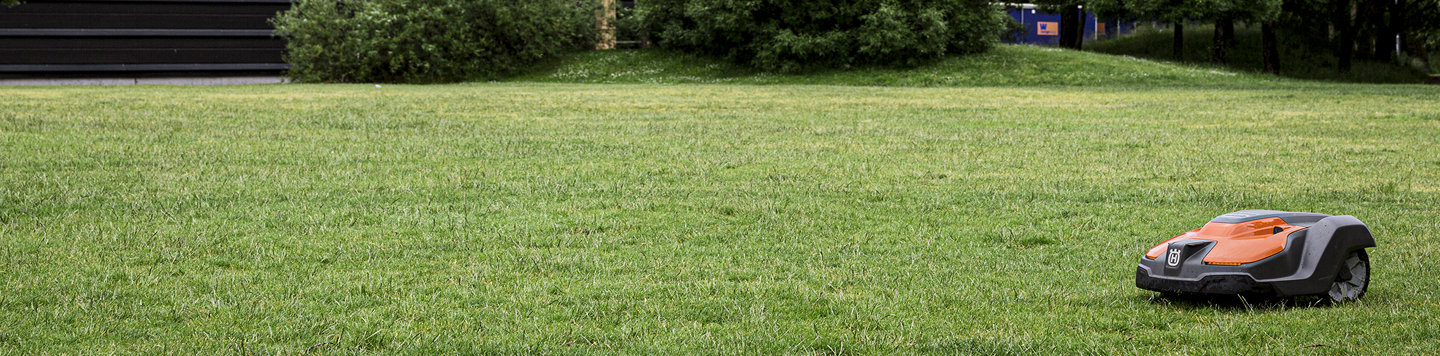 Husqvarna 550 EPOS on the grass
