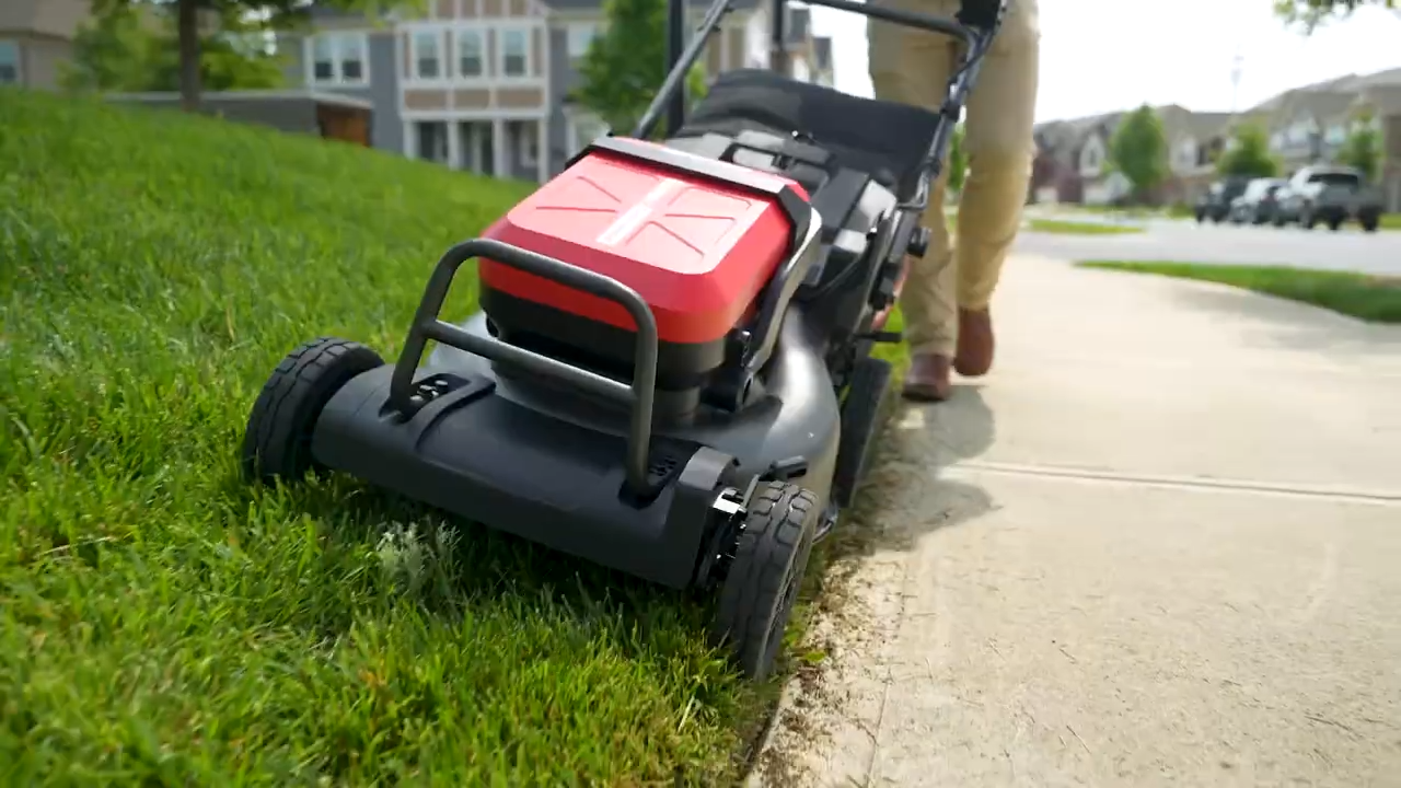 Load video: How to change blades on your Husqvarna Automower®